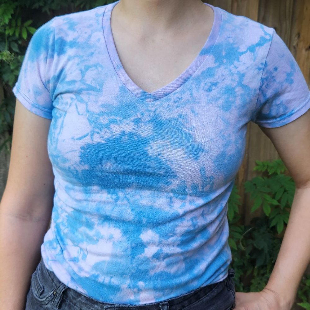 hand-tie-dyed Small v-neck shirt - blue and light pink